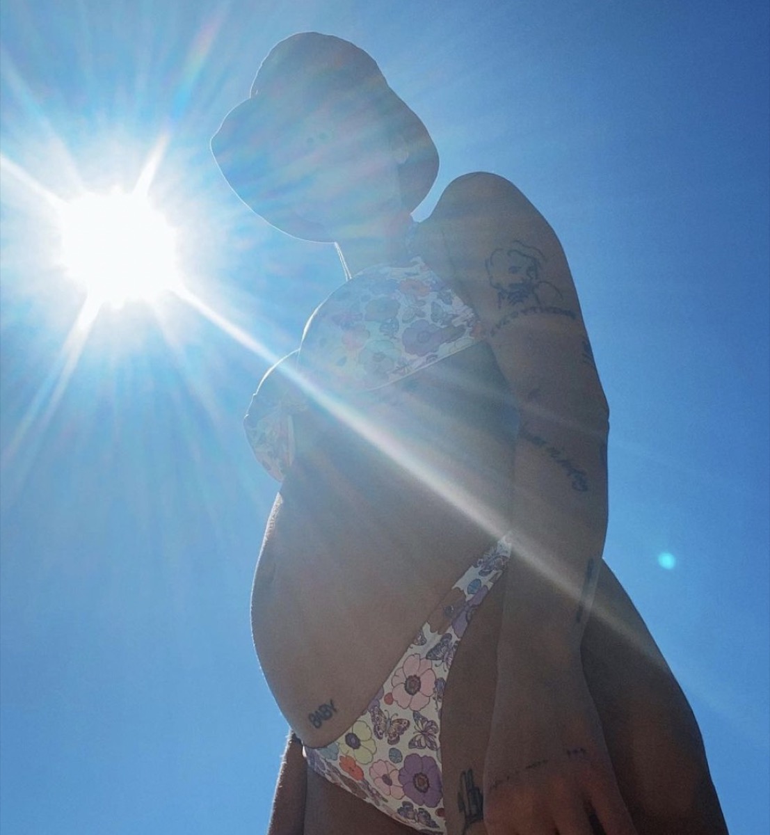 halsey pregnant standing in the sunlight