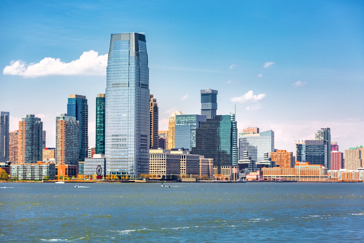Vista del horizonte de Jersey City desde un barco navegando por la bahía superior