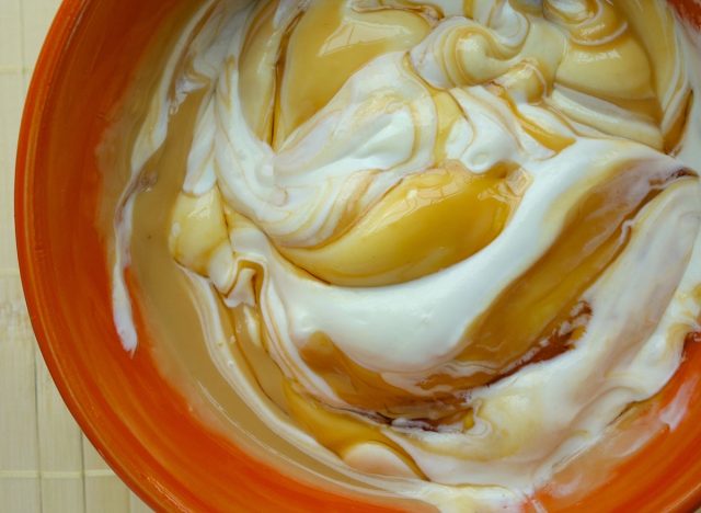arašídové máslo jogurtový dip