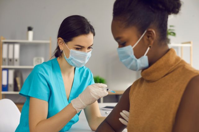 Une femme reçoit une injection du vaccin COVID-19.