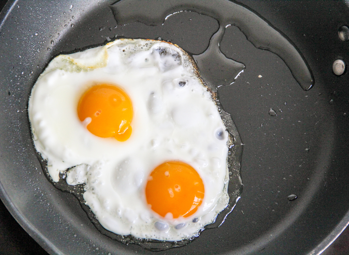 frying fried eggs nonstick pan oil