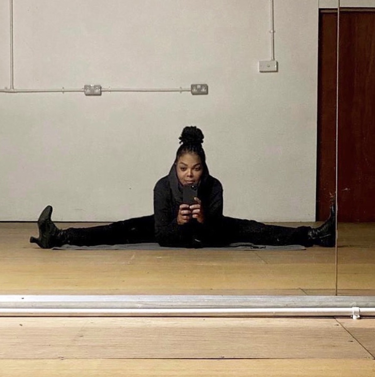 janet jackson doing split in black outfit