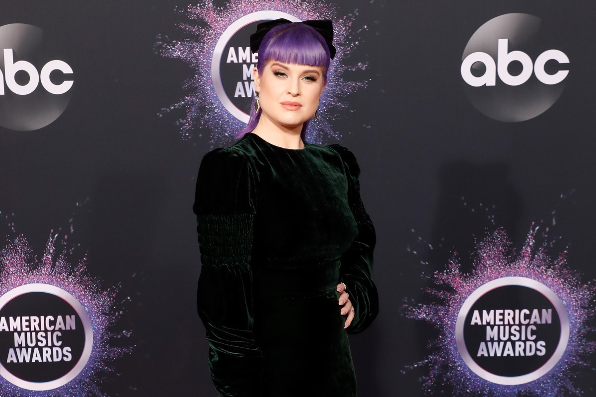 kelly osbourne with purple hair on red carpet