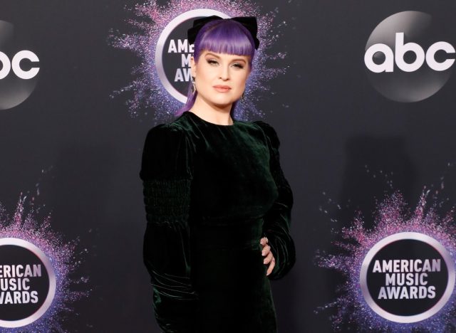 kelly osbourne with purple hair on red carpet
