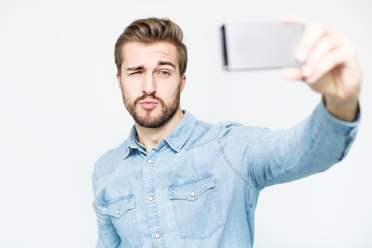 man taking a selfie like a narcissist