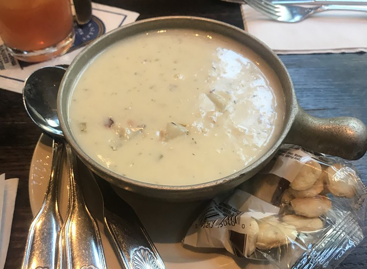 newport clam chowder with crackers
