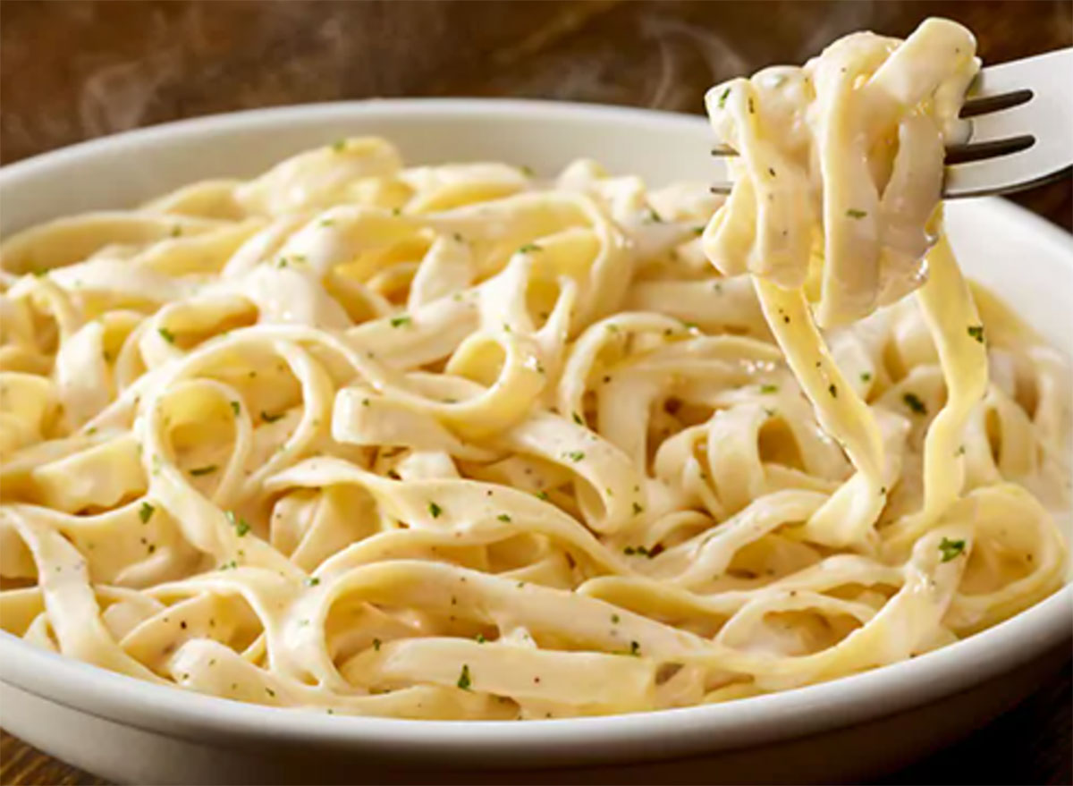 Courtesy of Olive Garden. olive garden fettuccine alfredo. 