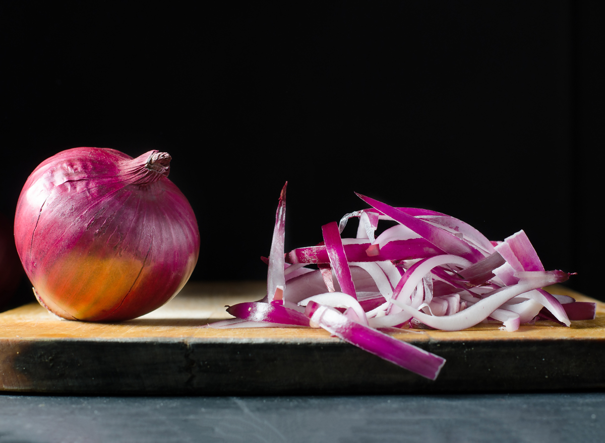 sliced red onion