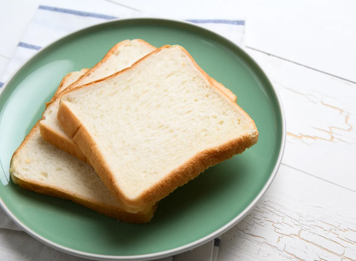 Свежий домашний. Bread on the Plate.