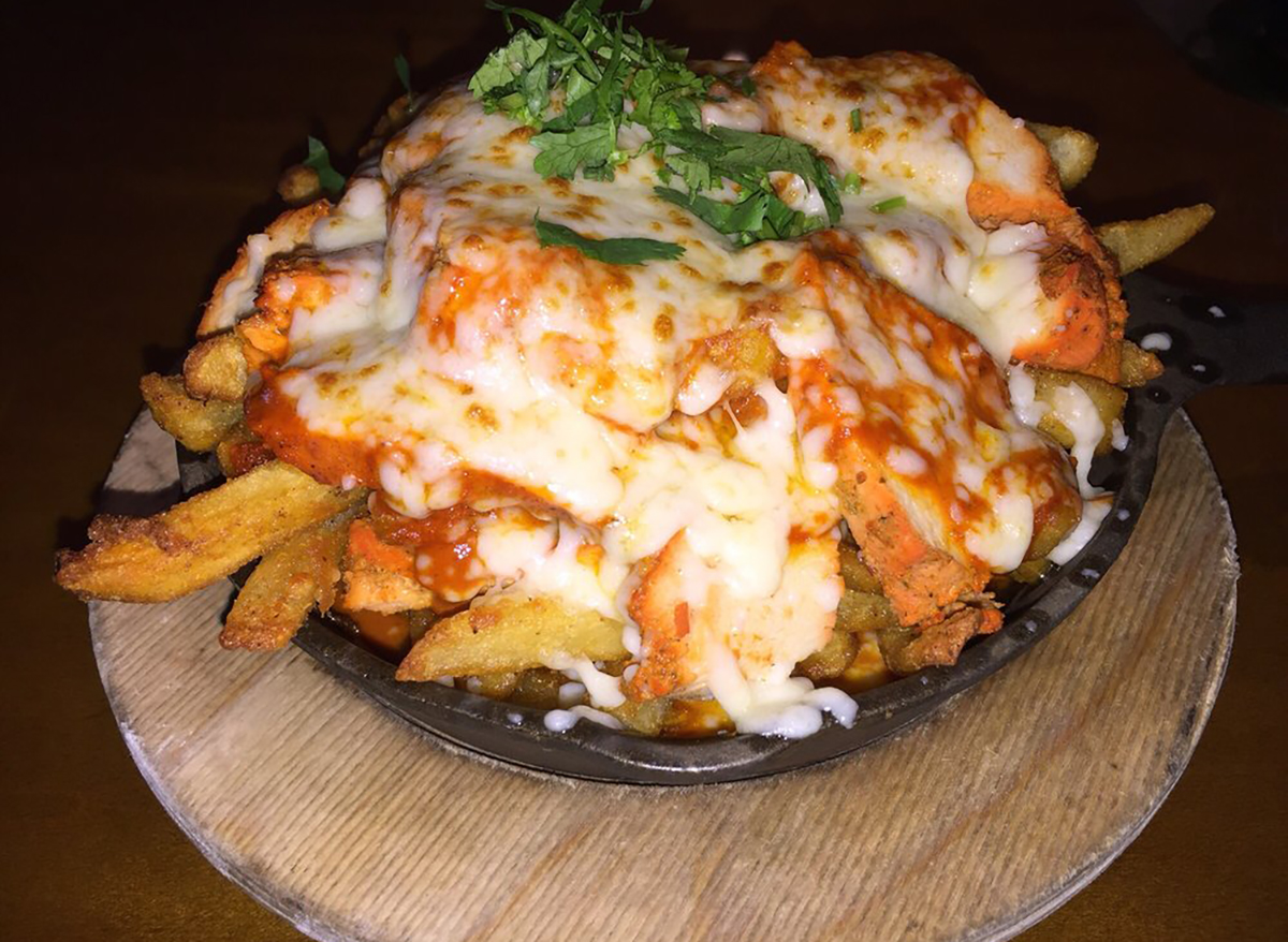 plate of tandoori chicken poutine