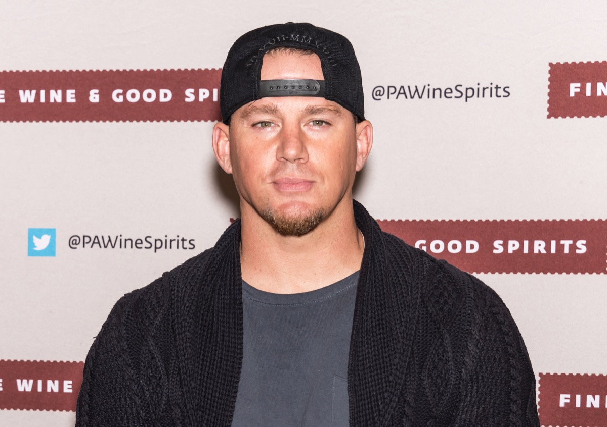 channing tatum on red carpet in backwards hat