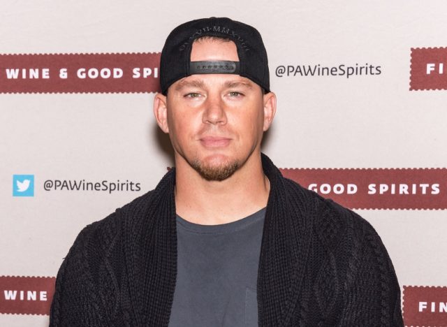 channing tatum on red carpet in backwards hat