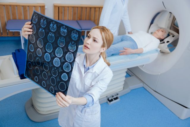 Рентгенолог, разглеждащ изображения с ЯМР.