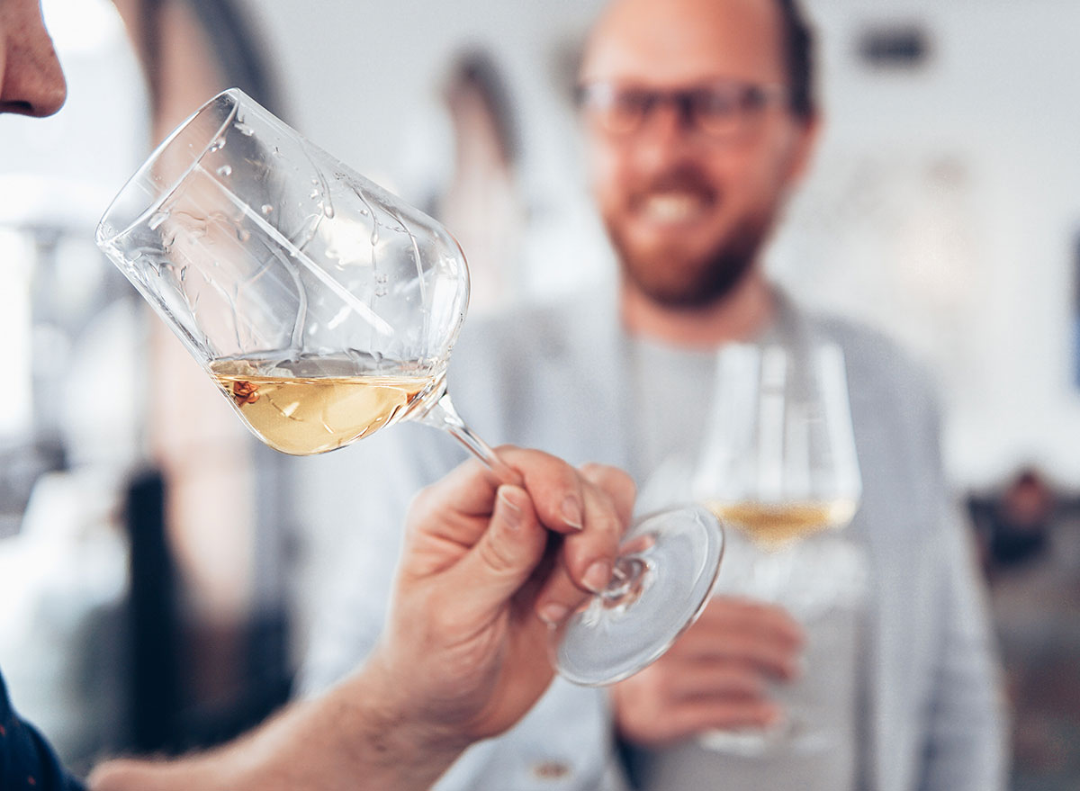Weißwein trinken