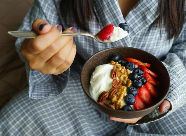 yogur griego nueces bayas