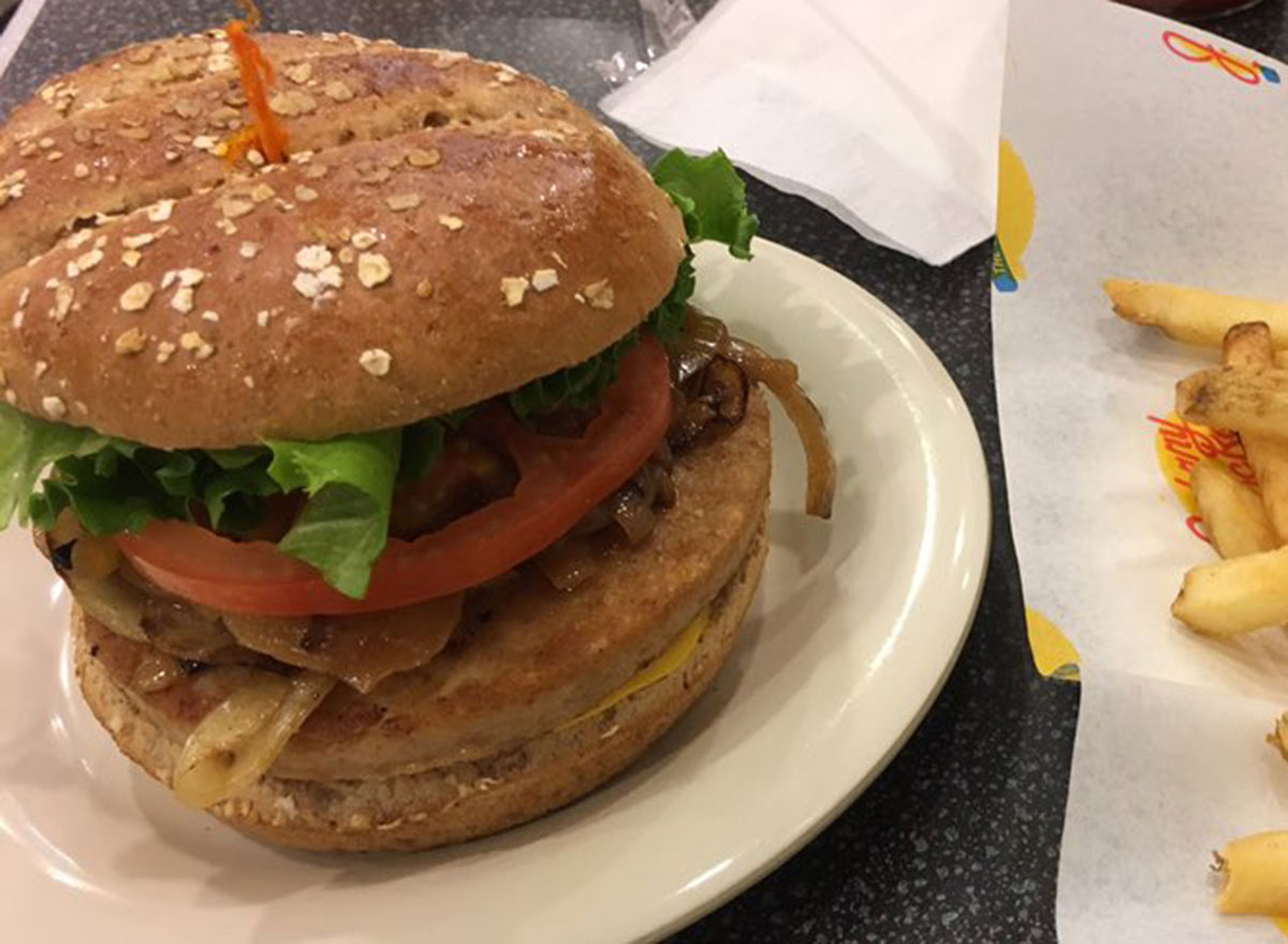 The 1 Healthiest FastFood Burger Order, According to Nutritionists