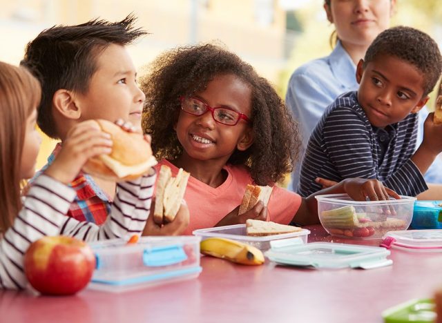 kids eating lunch