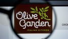 10 Controversial Secrets About Olive Garden's Food, According To an Employee