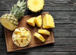 pineapple sliced
