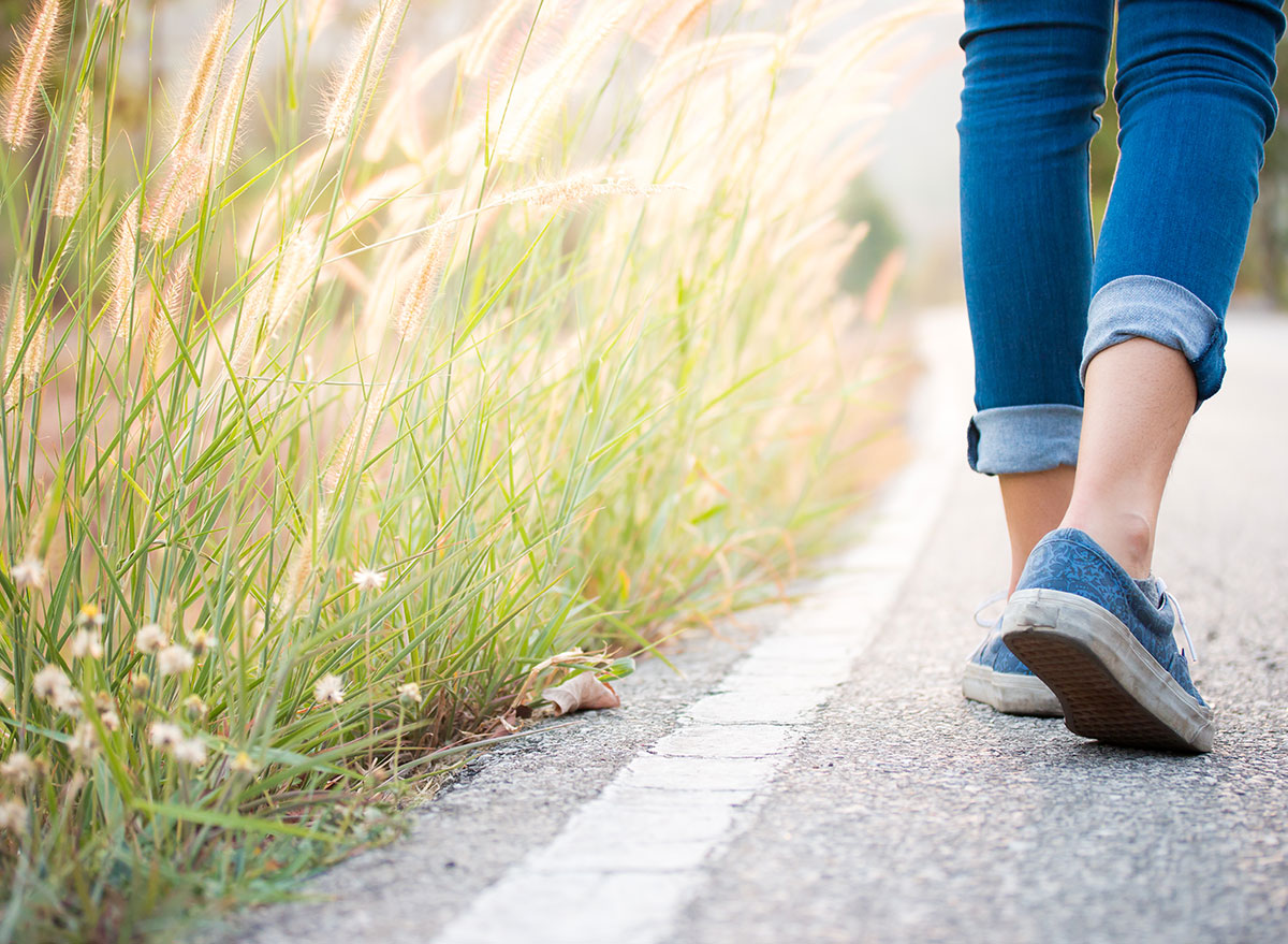 The way she walks. Пешие прогулки. Прогулка пешком. Прогулка ноги. Прогулочная ходьба.