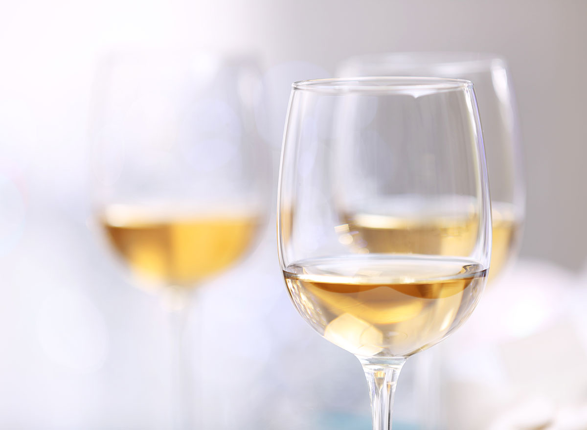 One Major Side Effect of Drinking White Wine Instead of Red — Eat This