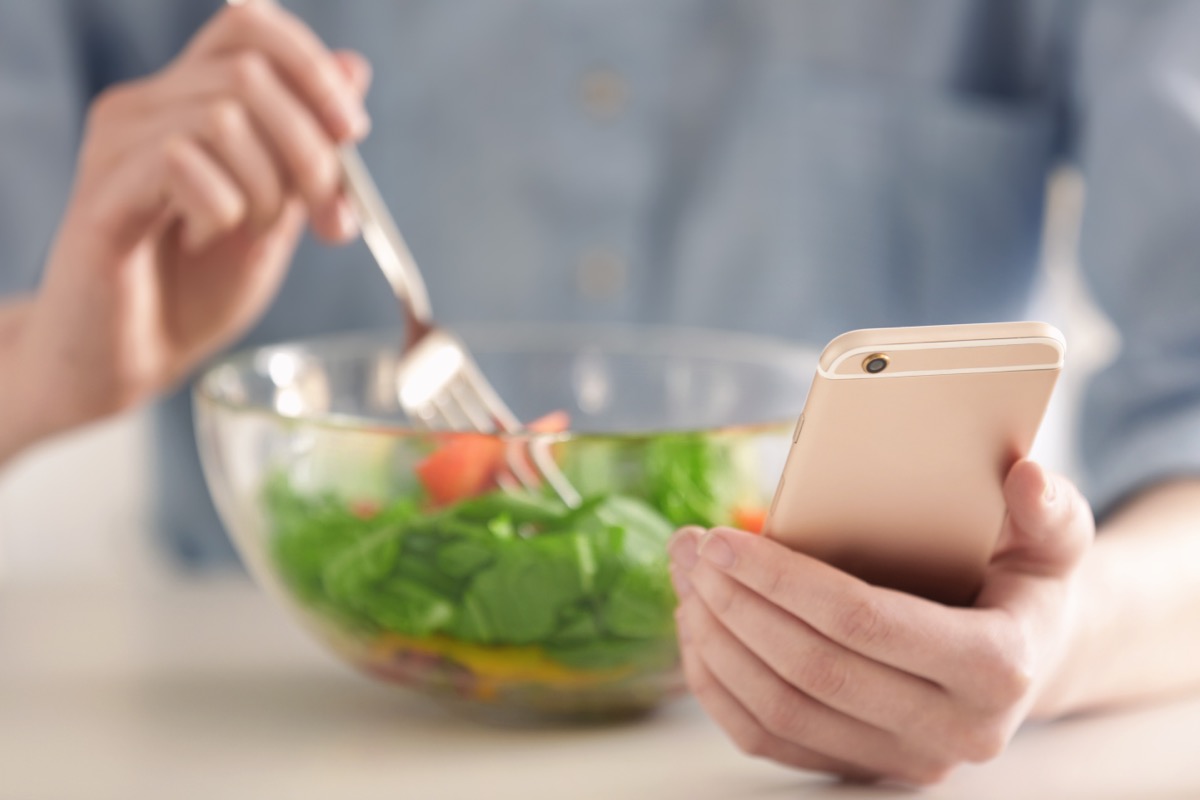 woman counting calories with diet app