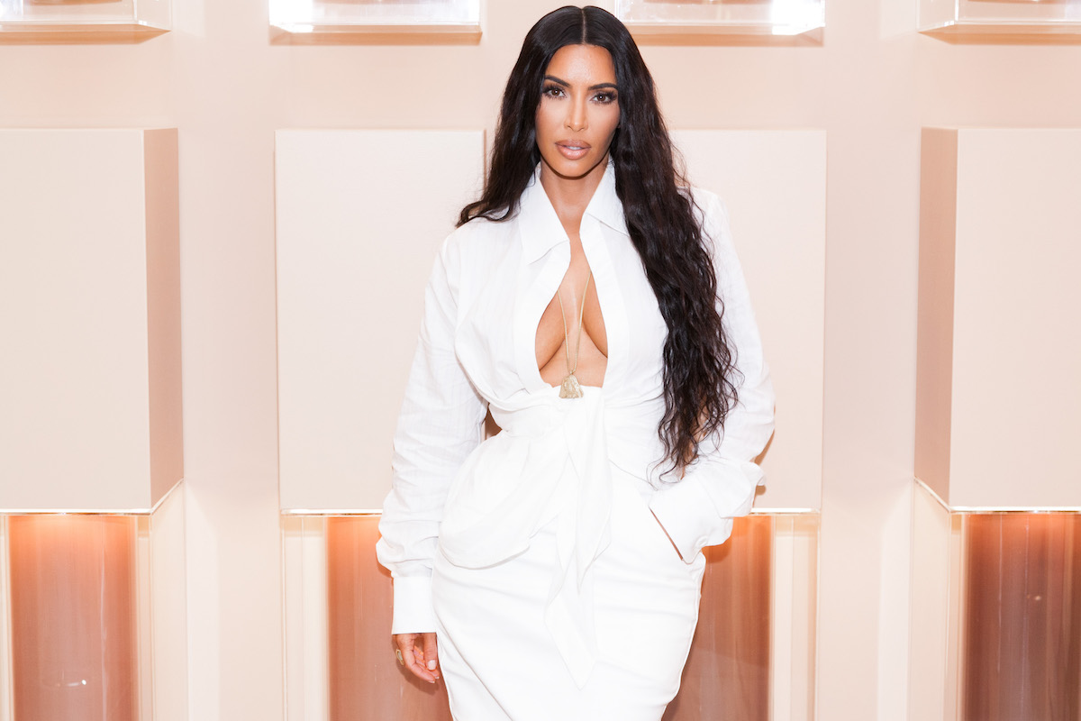 Kim Kardashian usando um uniforme todo branco