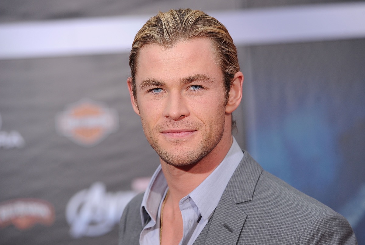 chris hemsworth with blonde hair and ponytail