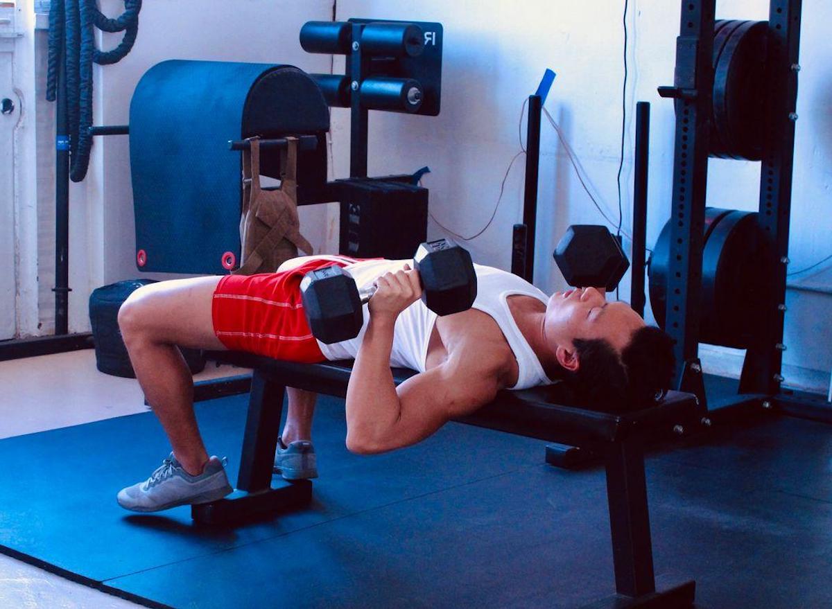how-to-do-dumbbell-bench-press