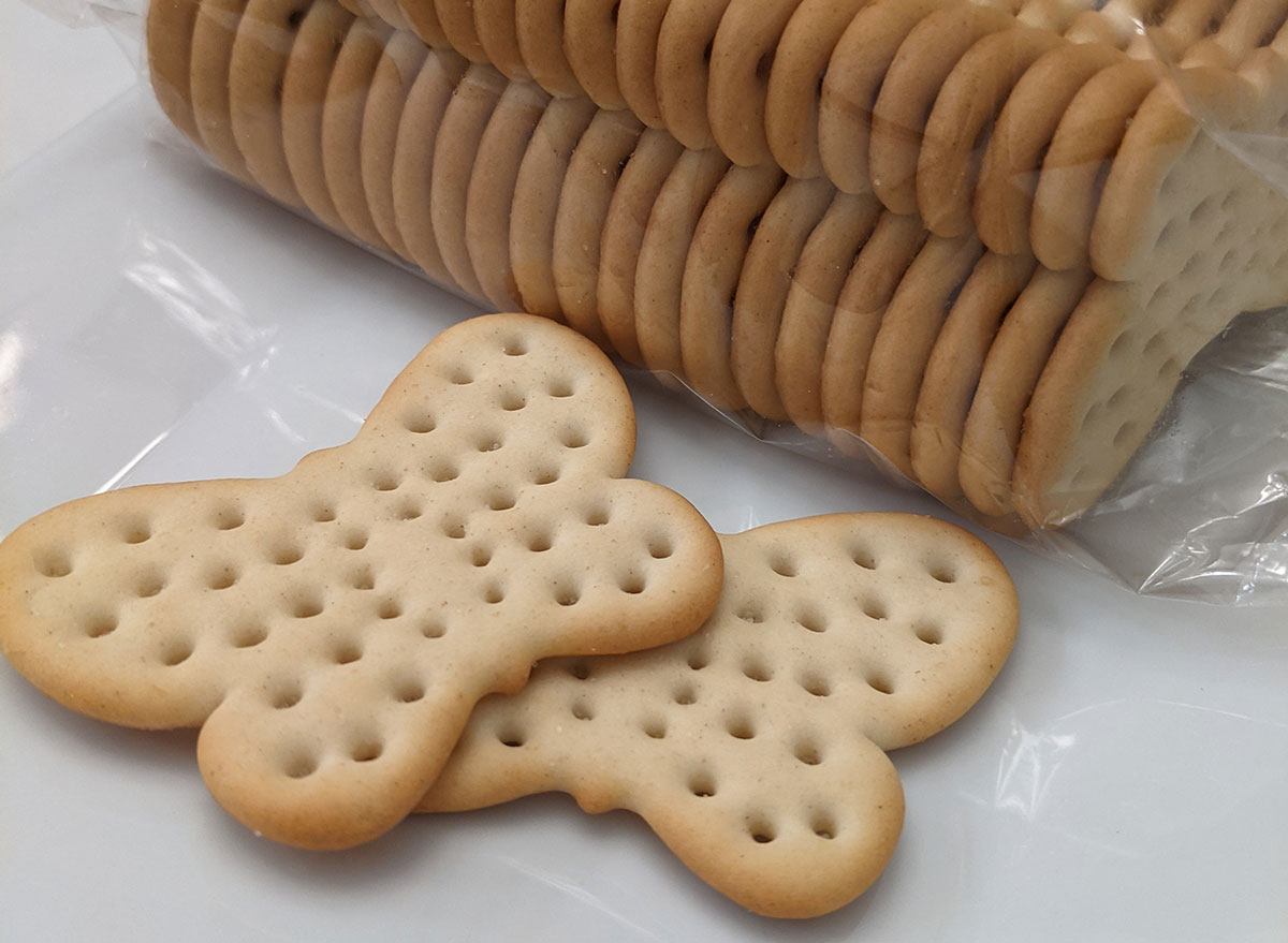 pepperidge farm golden butter crackers calories