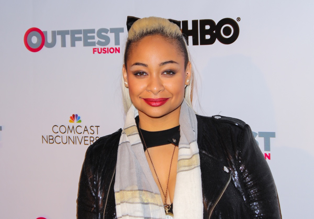 raven symone with blonde hair on red carpet