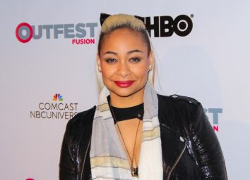 raven symone with blonde hair on red carpet