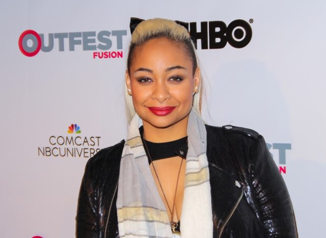 raven symone with blonde hair on red carpet