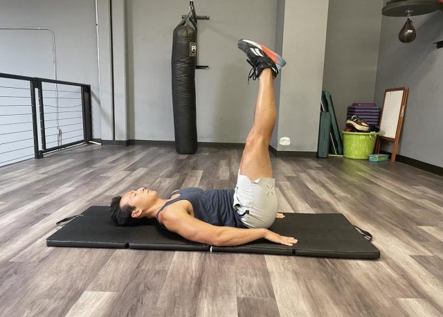 reverse crunches exercise to get rid of a dad bod