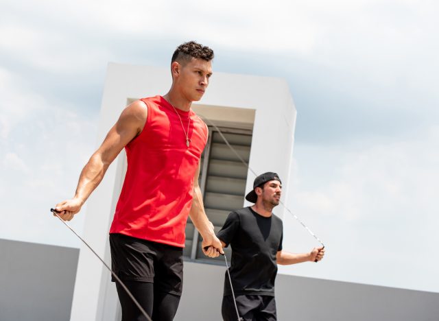 dos hombres saltando la cuerda fuera del entrenamiento hiit