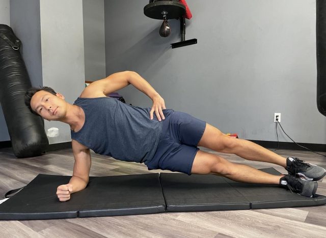 side plank exercise to get rid of a dad bod
