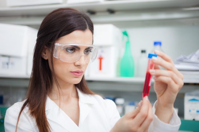 Cientista examinando um tubo de ensaio em um laboratório