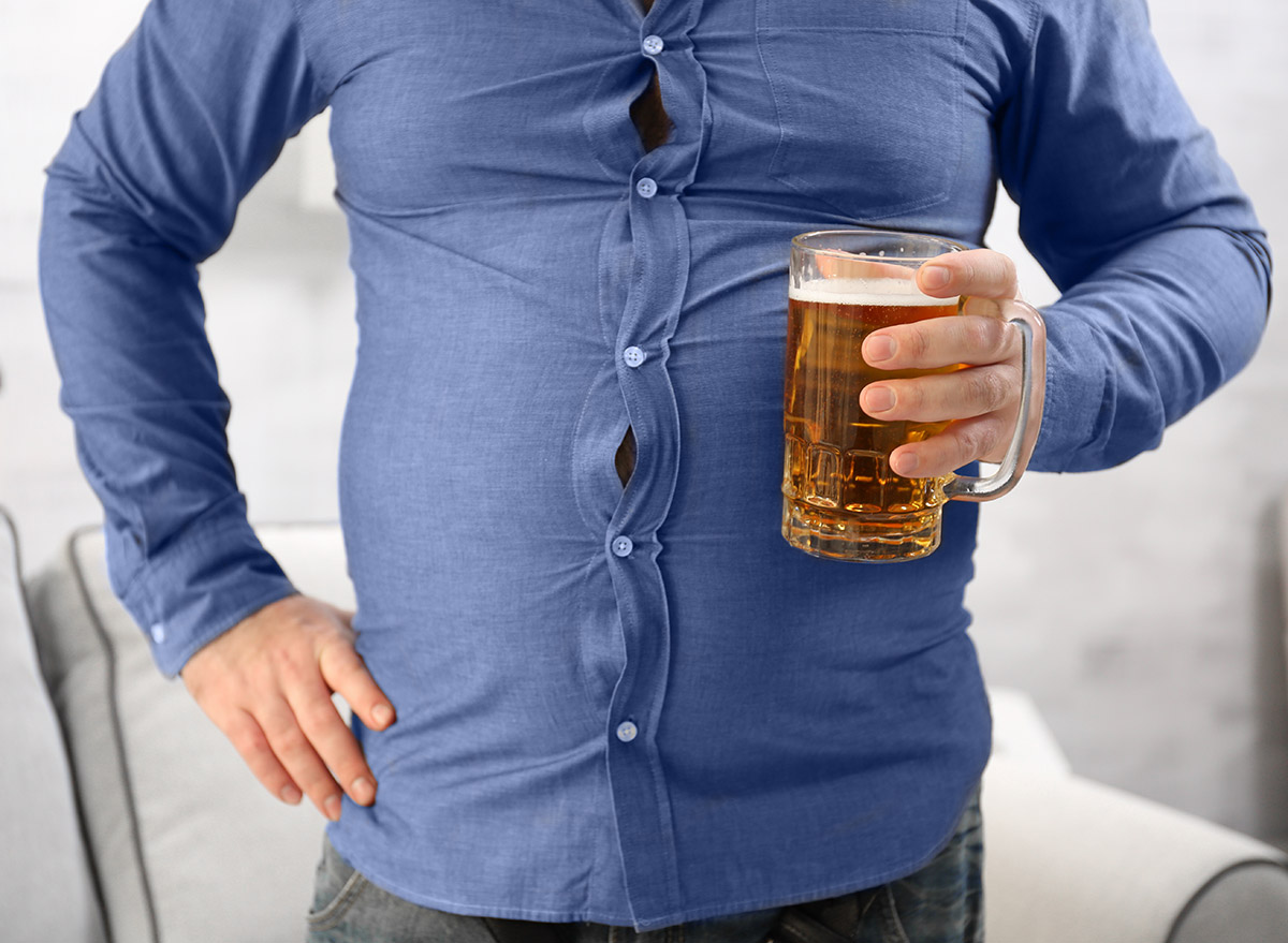 Beer belly. Мужской пивной животик. Мужчина с пивным животом.