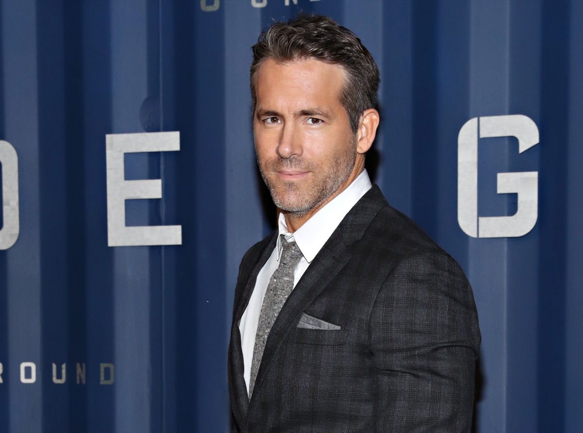 ryan reynolds bär en svart kostym på den röda mattan