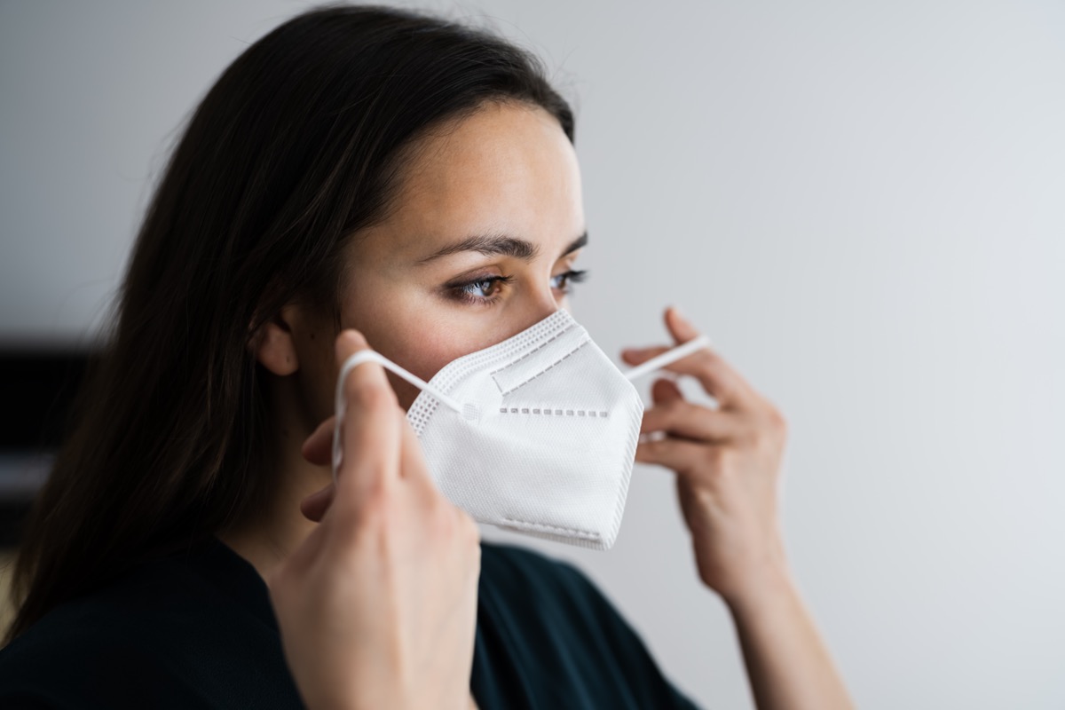 Woman wearing face mask n95