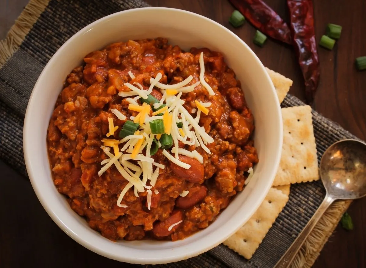 Chili and crackers