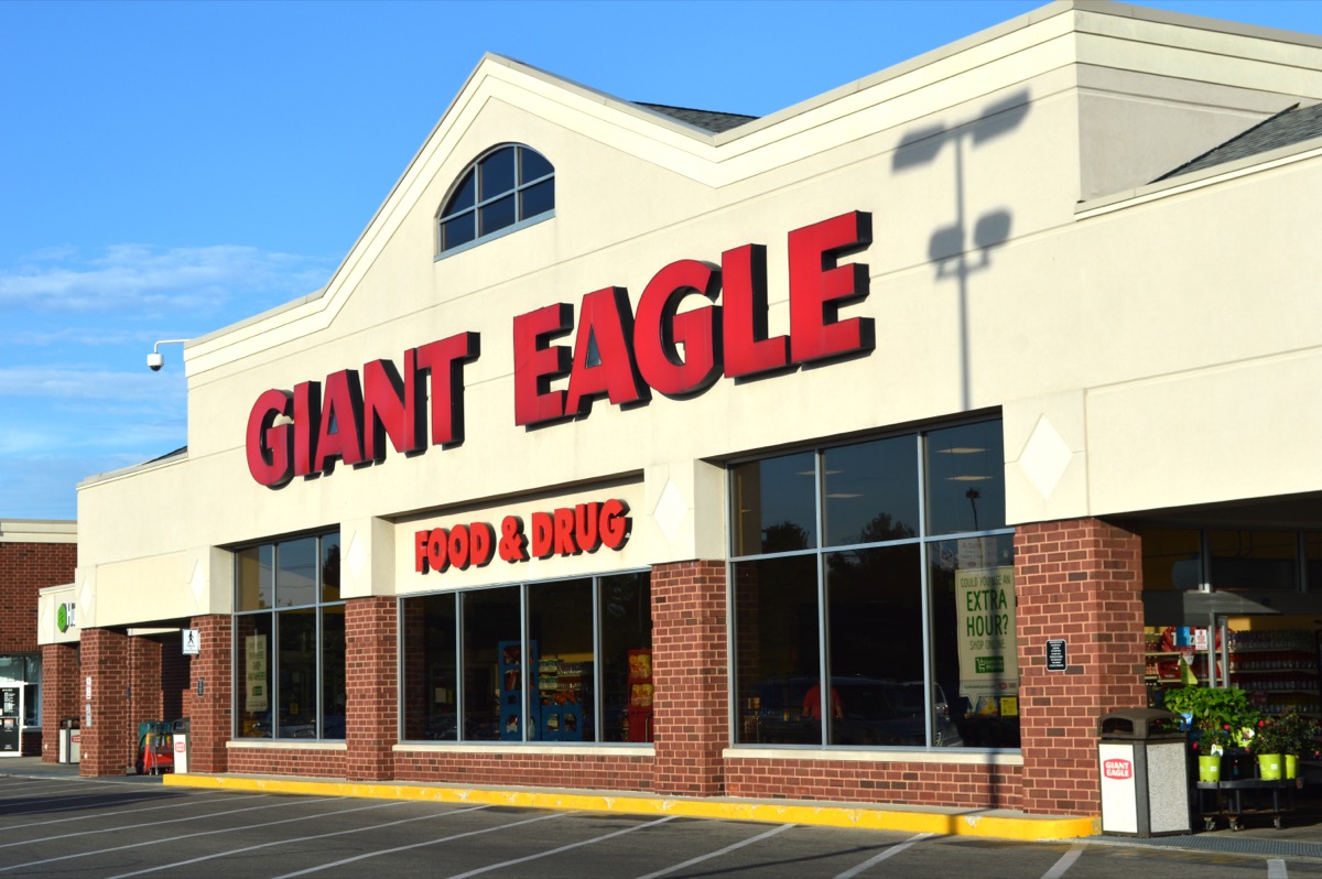 exterior shot of giant eagle supermarket during the daytime