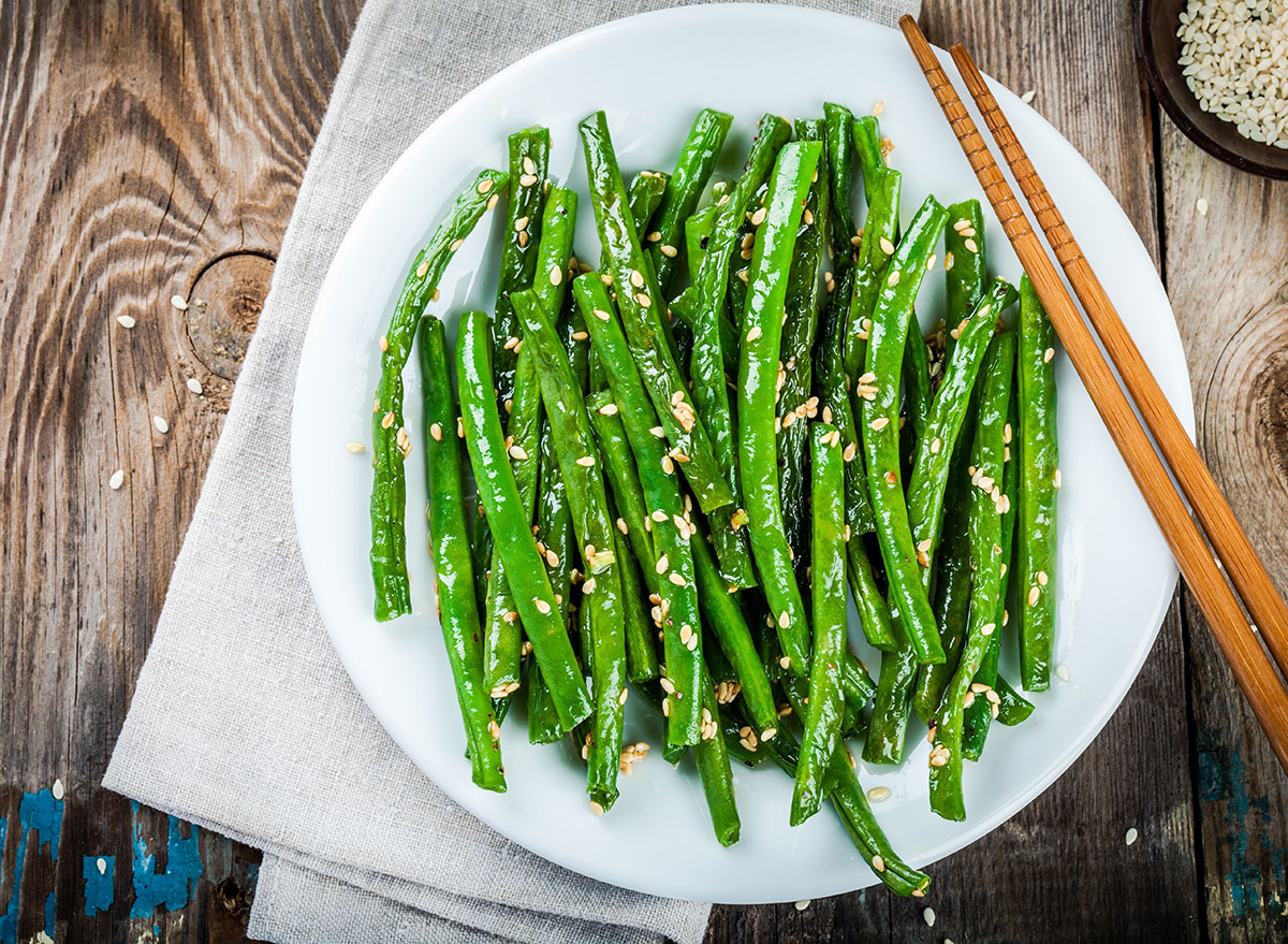 green beans white plate