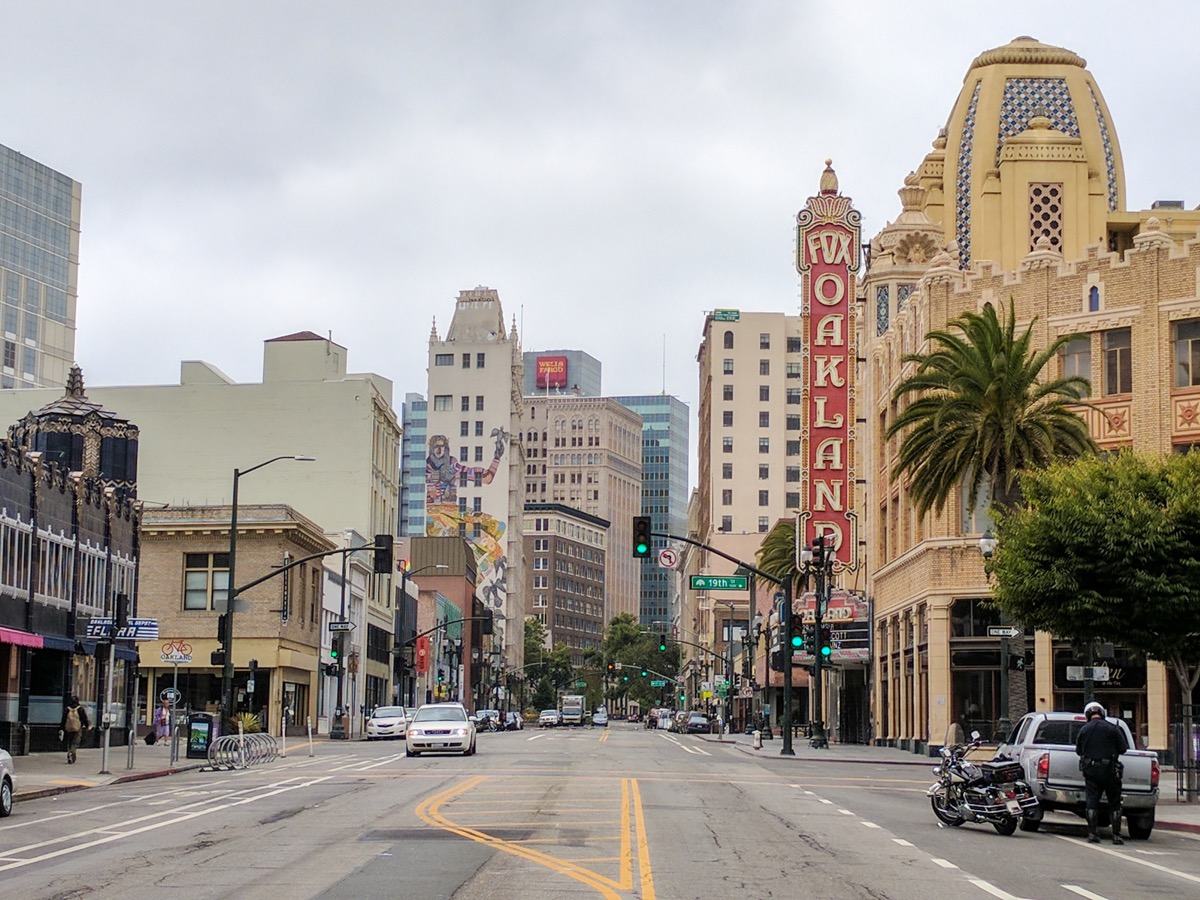 streetscape av Oakland Kalifornien i dagsljus