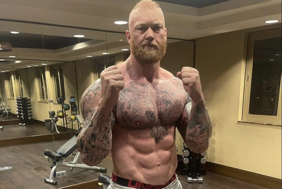 thor bjornsson shirtless in boxing pose