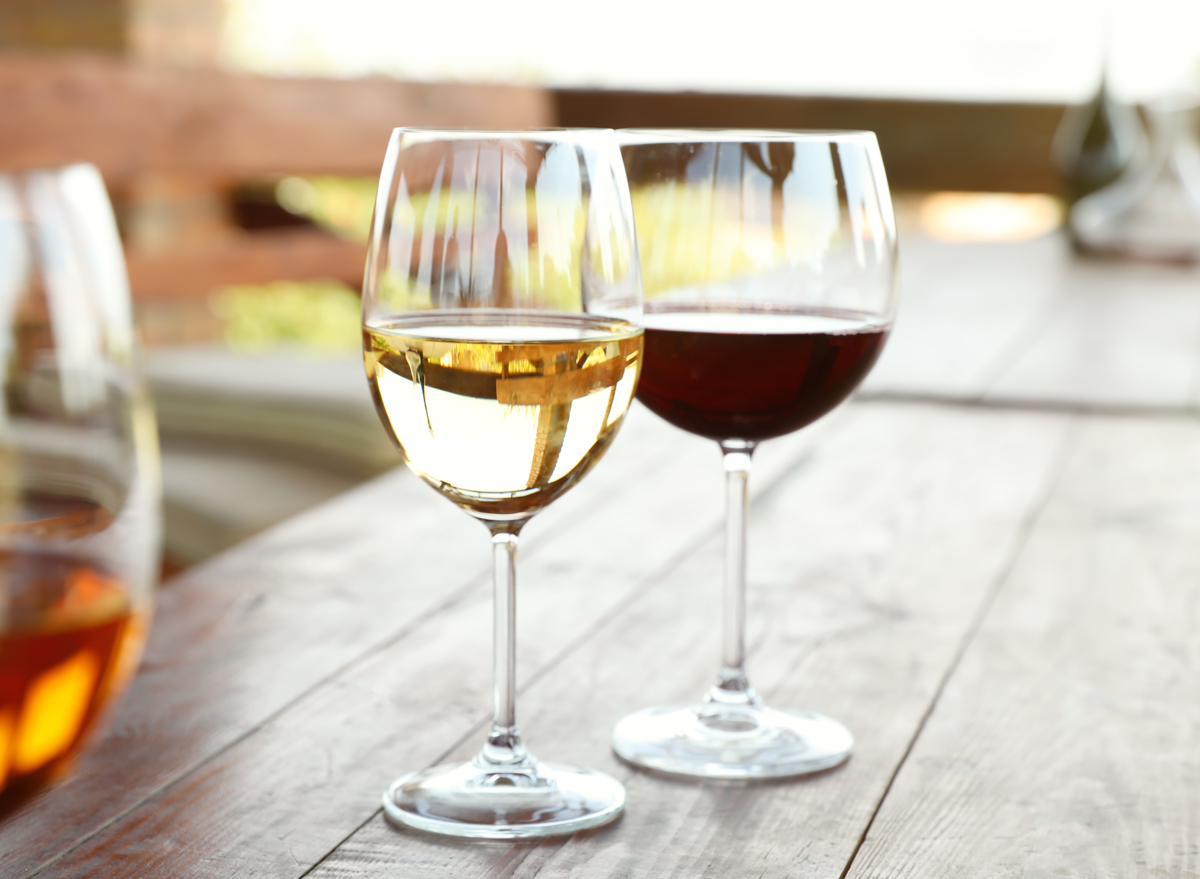 5 Side Effects of Drinking White Wine Every Night