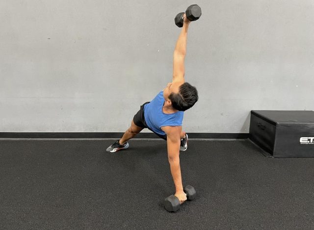 alternating dumbbell open plank row