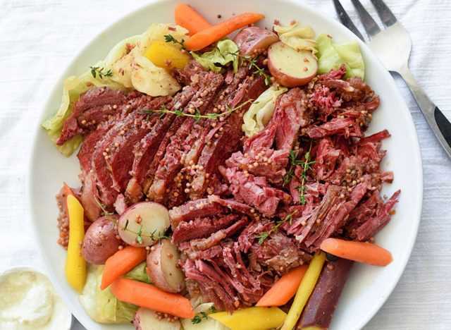 crockpot corned beef cabbage