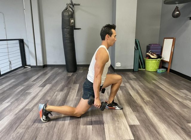 dumbbell reverse lunges to burn fat in your midsection