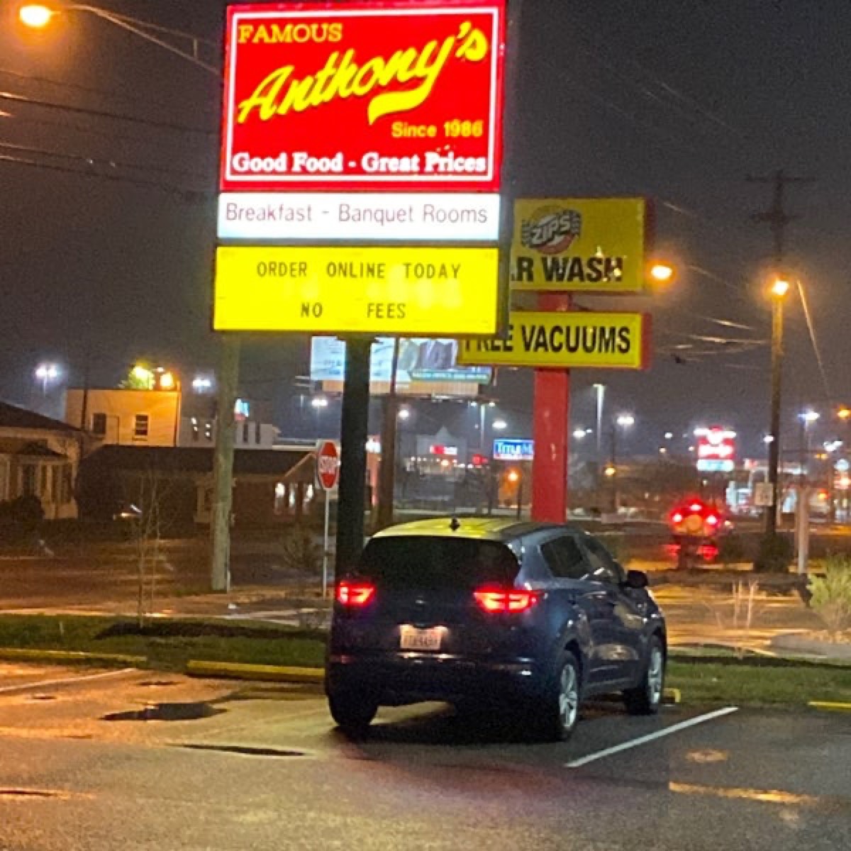 Toma exterior del letrero brillante en el famoso restaurante Anthony por la noche